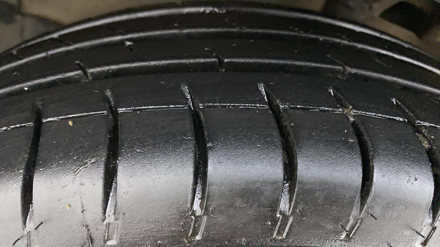 2011 Maruti Ritz ZXI, Petrol, Manual, 54,096 km, Left Front Tyre Tread