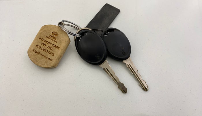 2018 Tata Tiago XE PETROL, Petrol, Manual, 26,180 km, Key Close Up