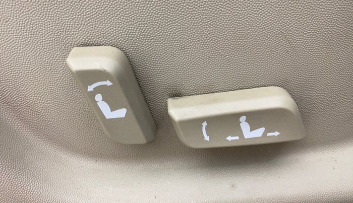 2016 Mahindra XUV500 W10 AWD AT, Diesel, Automatic, 73,395 km, Driver Side Adjustment Panel