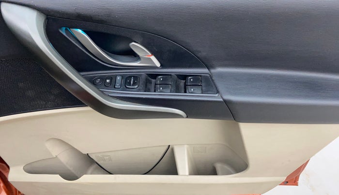 2016 Mahindra XUV500 W10 AWD AT, Diesel, Automatic, 73,395 km, Driver Side Door Panels Control