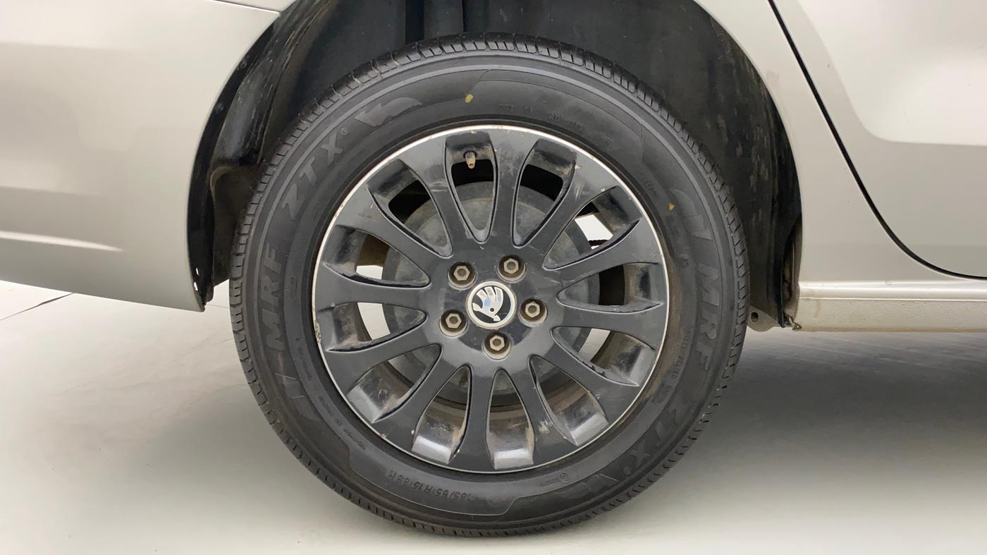 2015 Skoda Rapid ELEGANCE 1.6 MPI MT, Petrol, Manual, 66,645 km, Right Rear Wheel
