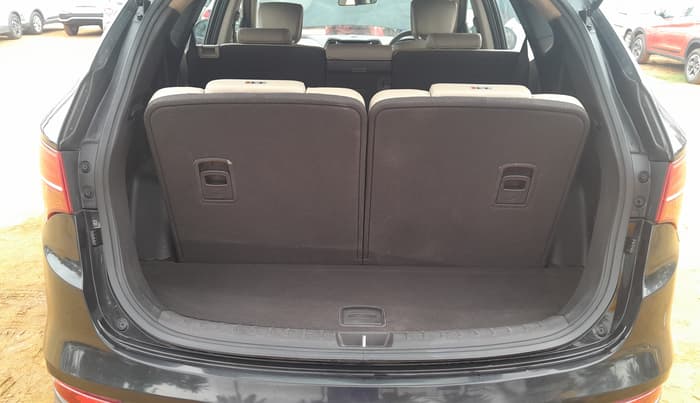 2014 Hyundai Santa Fe 4 WD AT, Diesel, Automatic, 90,566 km, Boot Inside