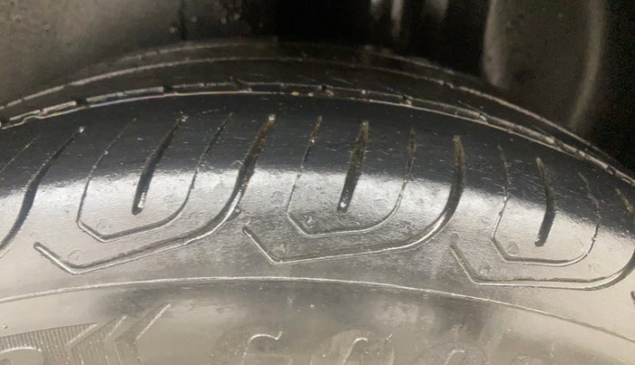 2016 Volkswagen Polo COMFORTLINE 1.2L, Petrol, Manual, 70,511 km, Left Rear Tyre Tread