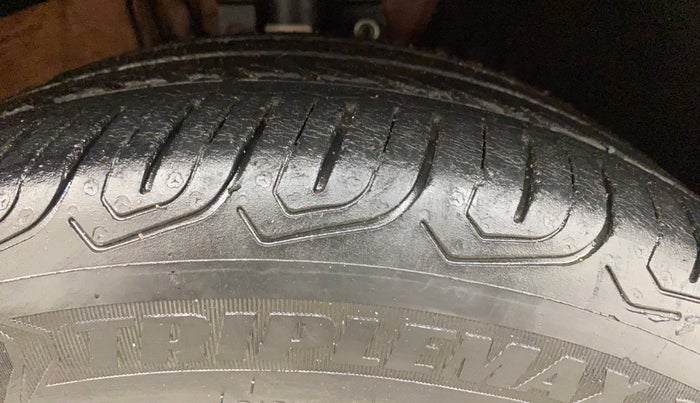 2016 Volkswagen Polo COMFORTLINE 1.2L, Petrol, Manual, 70,511 km, Right Front Tyre Tread