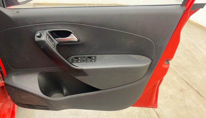 2016 Volkswagen Polo COMFORTLINE 1.2L, Petrol, Manual, 70,511 km, Driver Side Door Panels Control