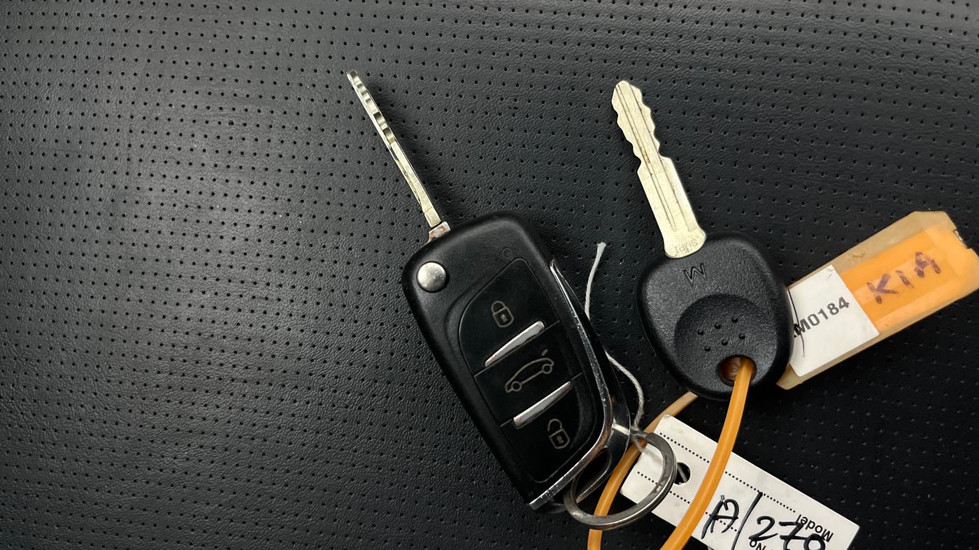 2023 KIA CARENS PREMIUM 1.5 PETROL 7 STR, Petrol, Manual, 43,108 km, Key Close Up