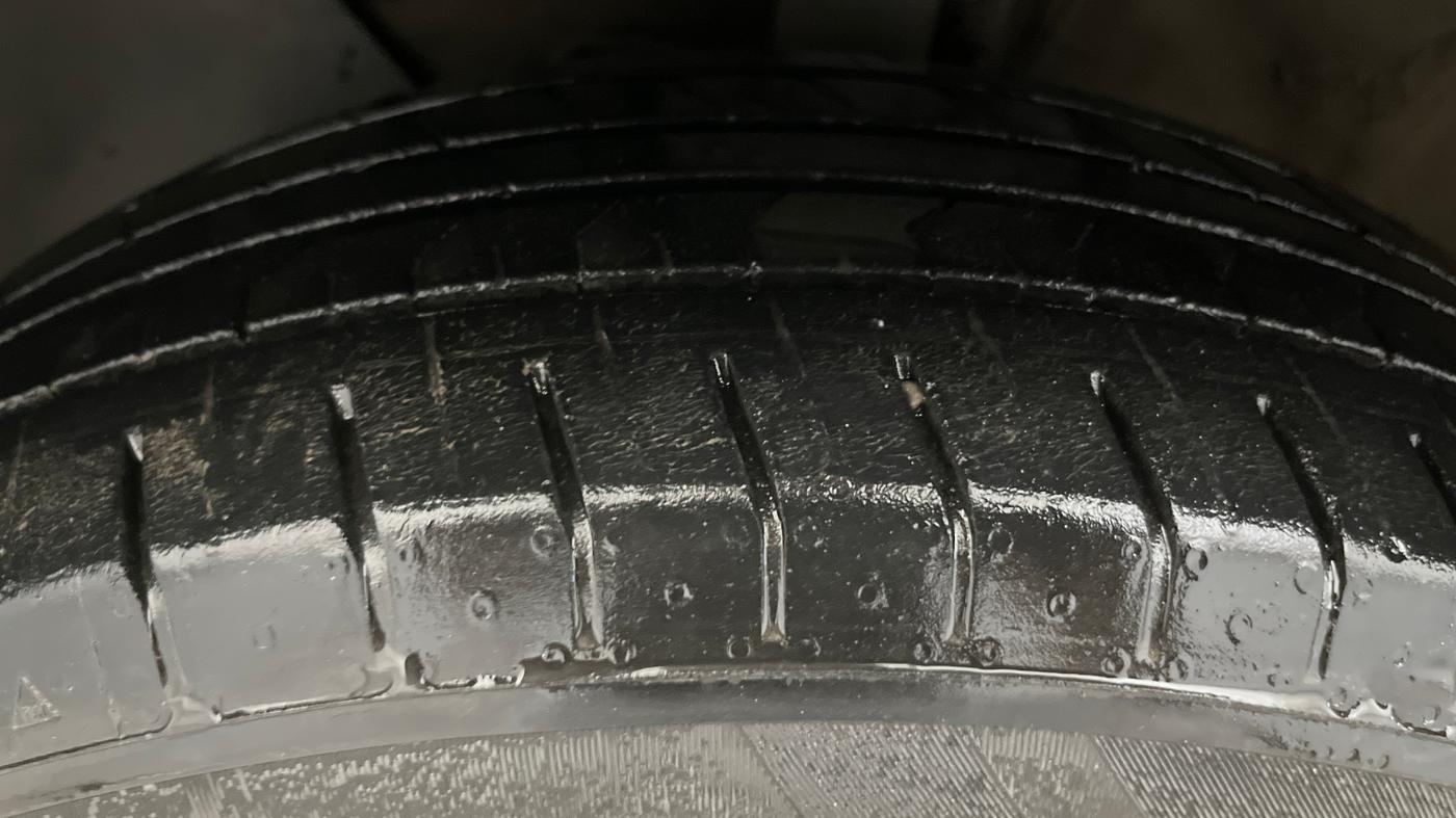2023 KIA CARENS PREMIUM 1.5 PETROL 7 STR, Petrol, Manual, 43,108 km, Left Front Tyre Tread