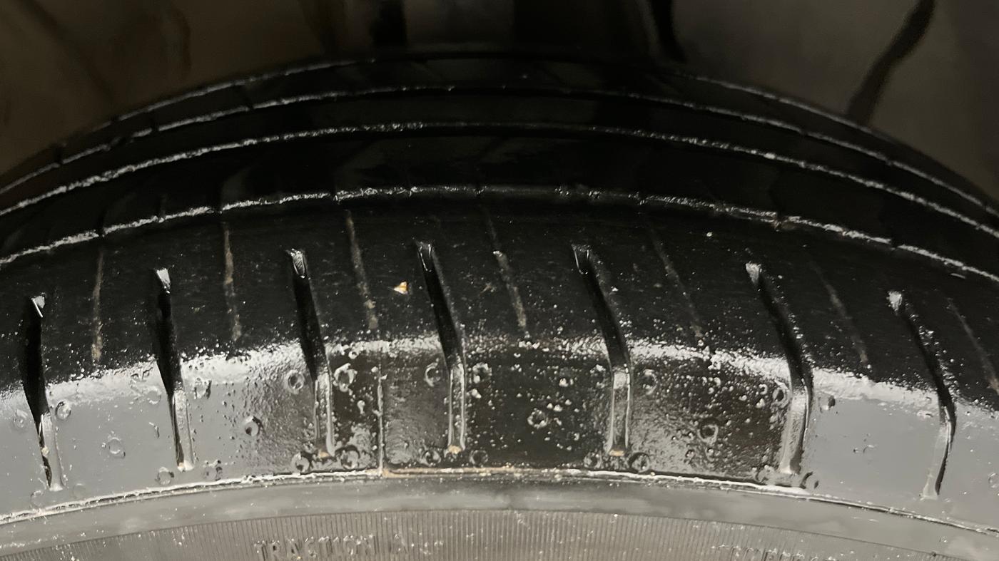 2023 KIA CARENS PREMIUM 1.5 PETROL 7 STR, Petrol, Manual, 43,108 km, Right Front Tyre Tread