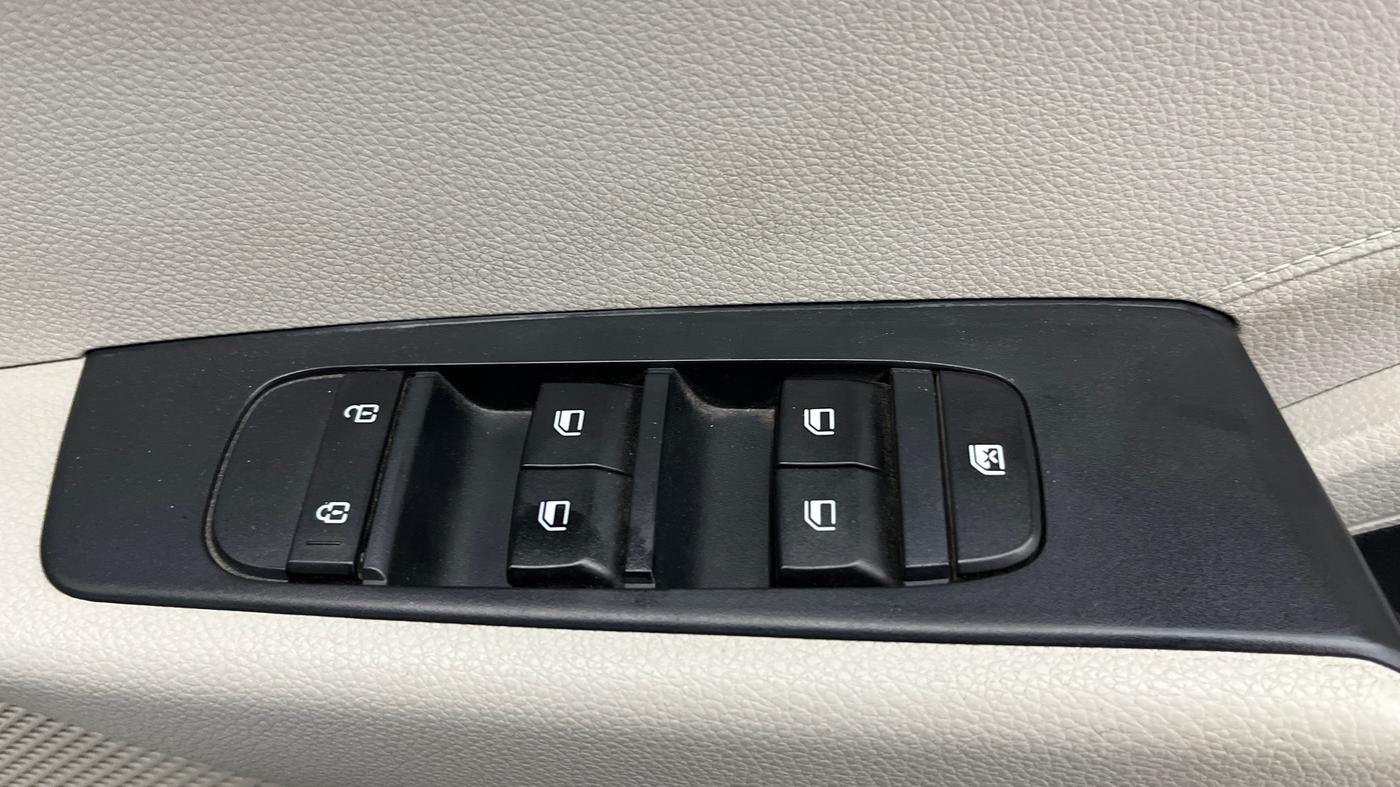 2023 KIA CARENS PREMIUM 1.5 PETROL 7 STR, Petrol, Manual, 43,108 km, Driver Side Door Panels Control