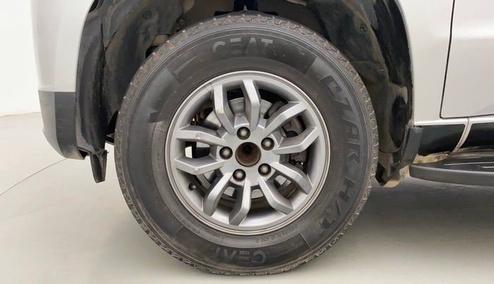 2018 Mahindra TUV300 T10 AMT DUAL TONE, Diesel, Automatic, 49,269 km, Left Front Wheel
