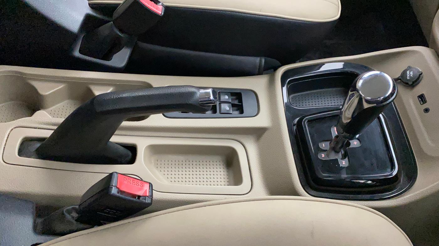 2018 Mahindra TUV300 T10 AMT DUAL TONE, Diesel, Automatic, 49,269 km, Gear Lever