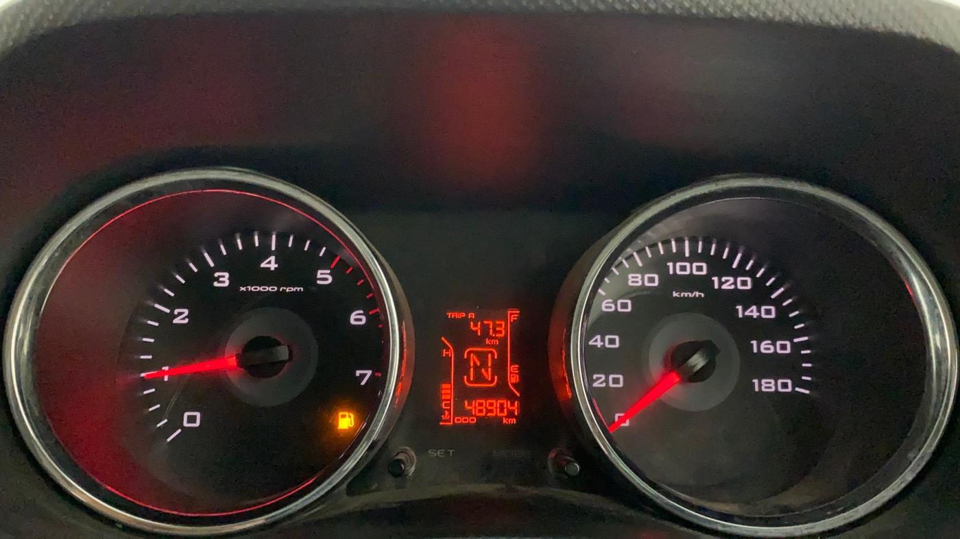 2018 Mahindra TUV300 T10 AMT DUAL TONE, Diesel, Automatic, 49,269 km, Odometer Image