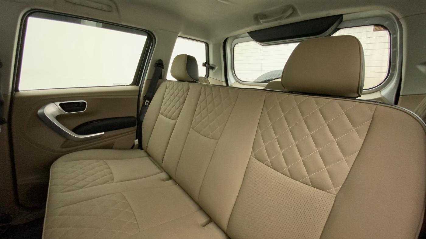 2018 Mahindra TUV300 T10 AMT DUAL TONE, Diesel, Automatic, 49,269 km, Right Side Rear Door Cabin