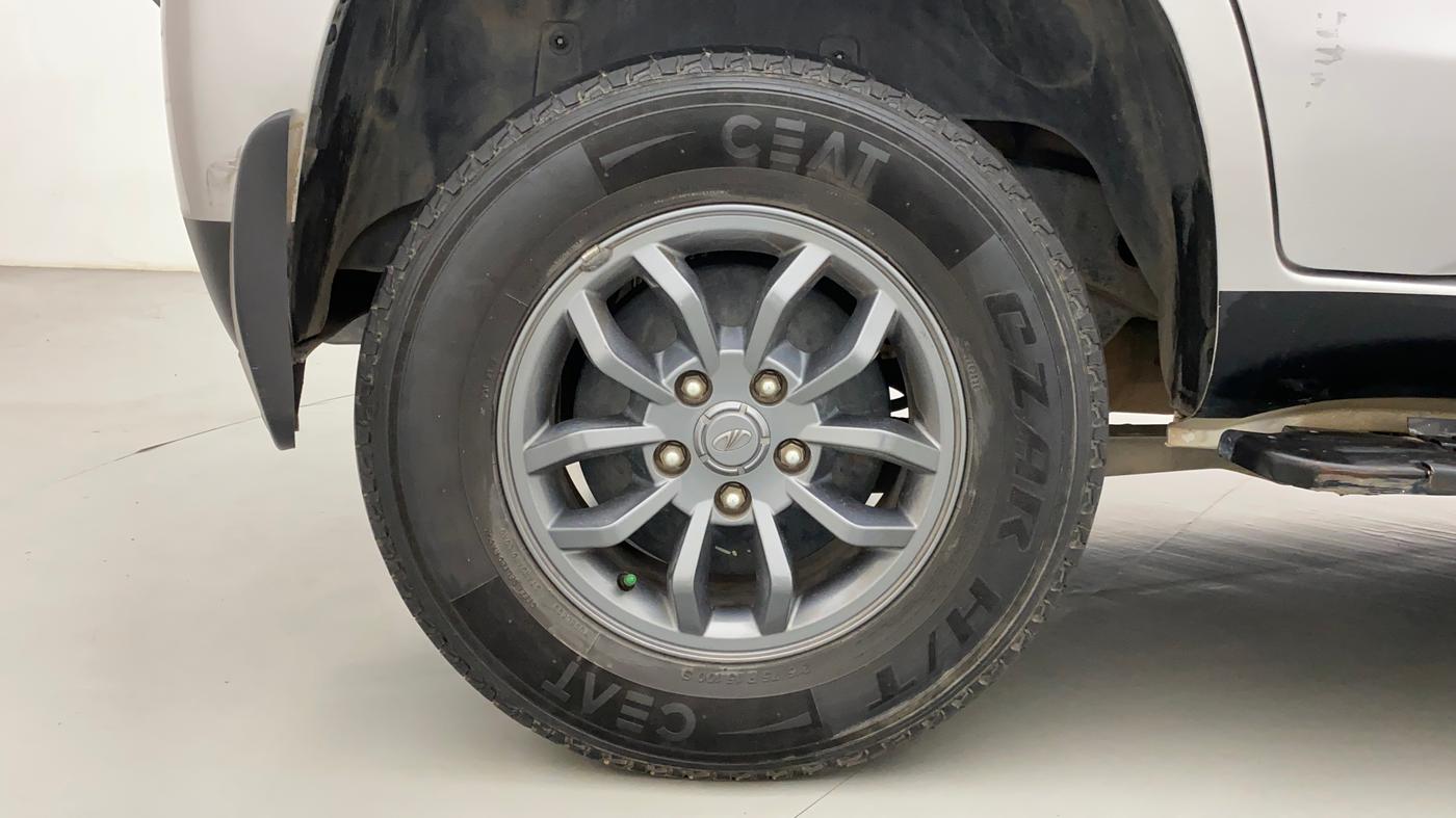 2018 Mahindra TUV300 T10 AMT DUAL TONE, Diesel, Automatic, 49,269 km, Right Rear Wheel