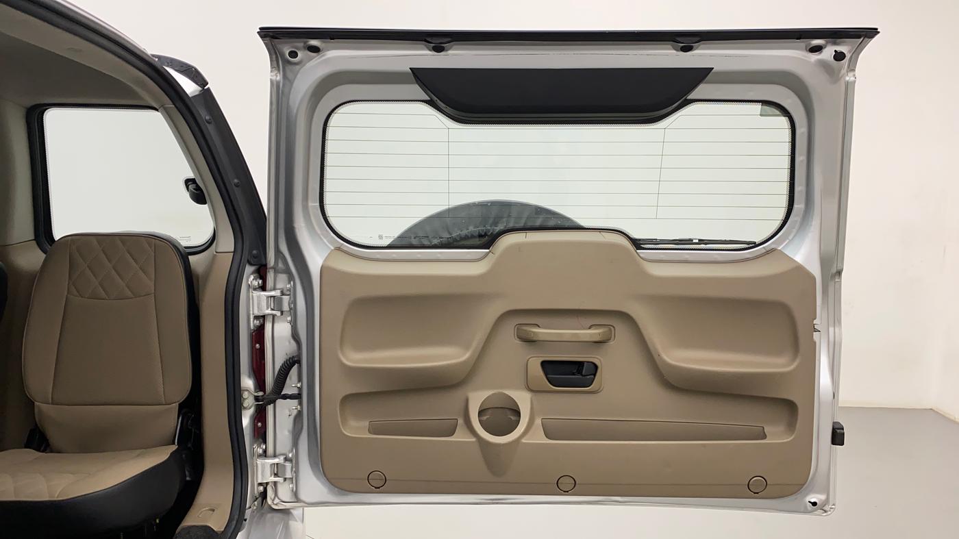 2018 Mahindra TUV300 T10 AMT DUAL TONE, Diesel, Automatic, 49,269 km, Boot Door Open