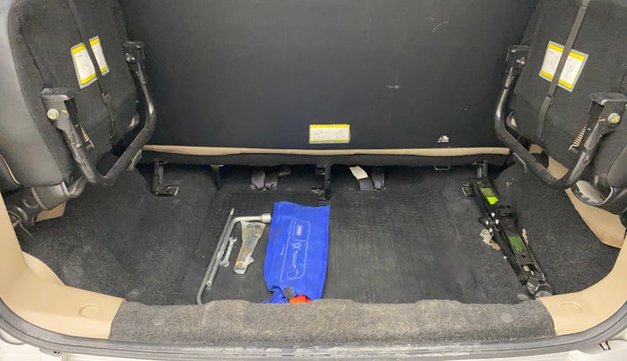 2018 Mahindra TUV300 T10 AMT DUAL TONE, Diesel, Automatic, 49,269 km, Boot Inside