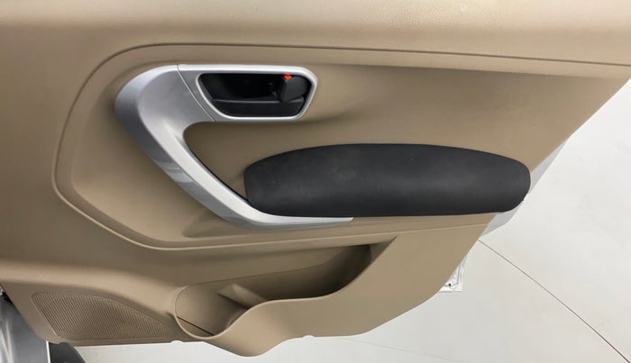 2018 Mahindra TUV300 T10 AMT DUAL TONE, Diesel, Automatic, 49,269 km, Driver Side Door Panels Control