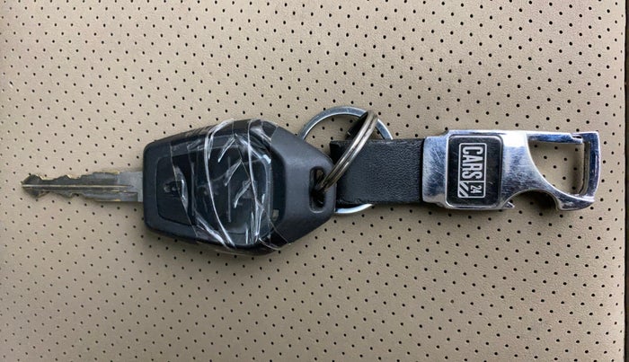 2018 Mahindra TUV300 T10 AMT DUAL TONE, Diesel, Automatic, 49,269 km, Key Close Up