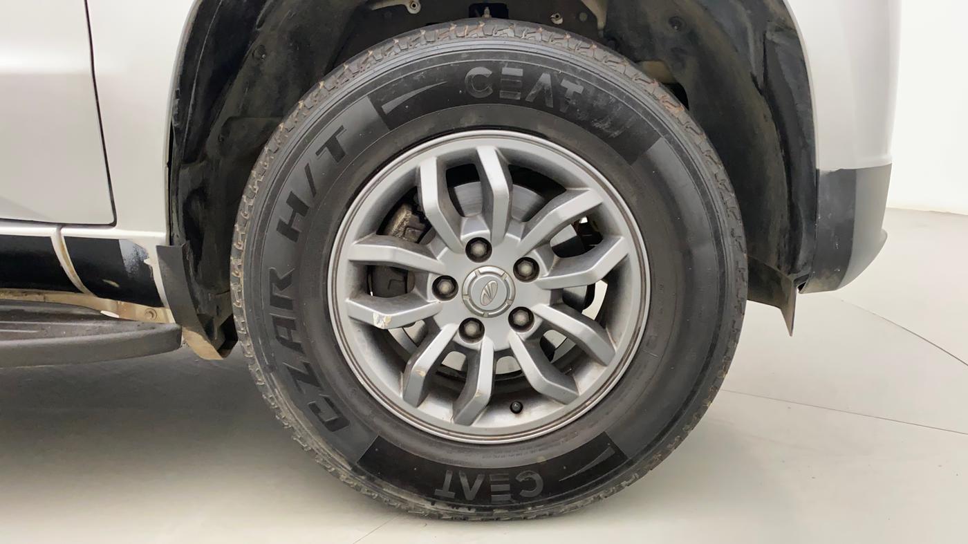 2018 Mahindra TUV300 T10 AMT DUAL TONE, Diesel, Automatic, 49,269 km, Right Front Wheel