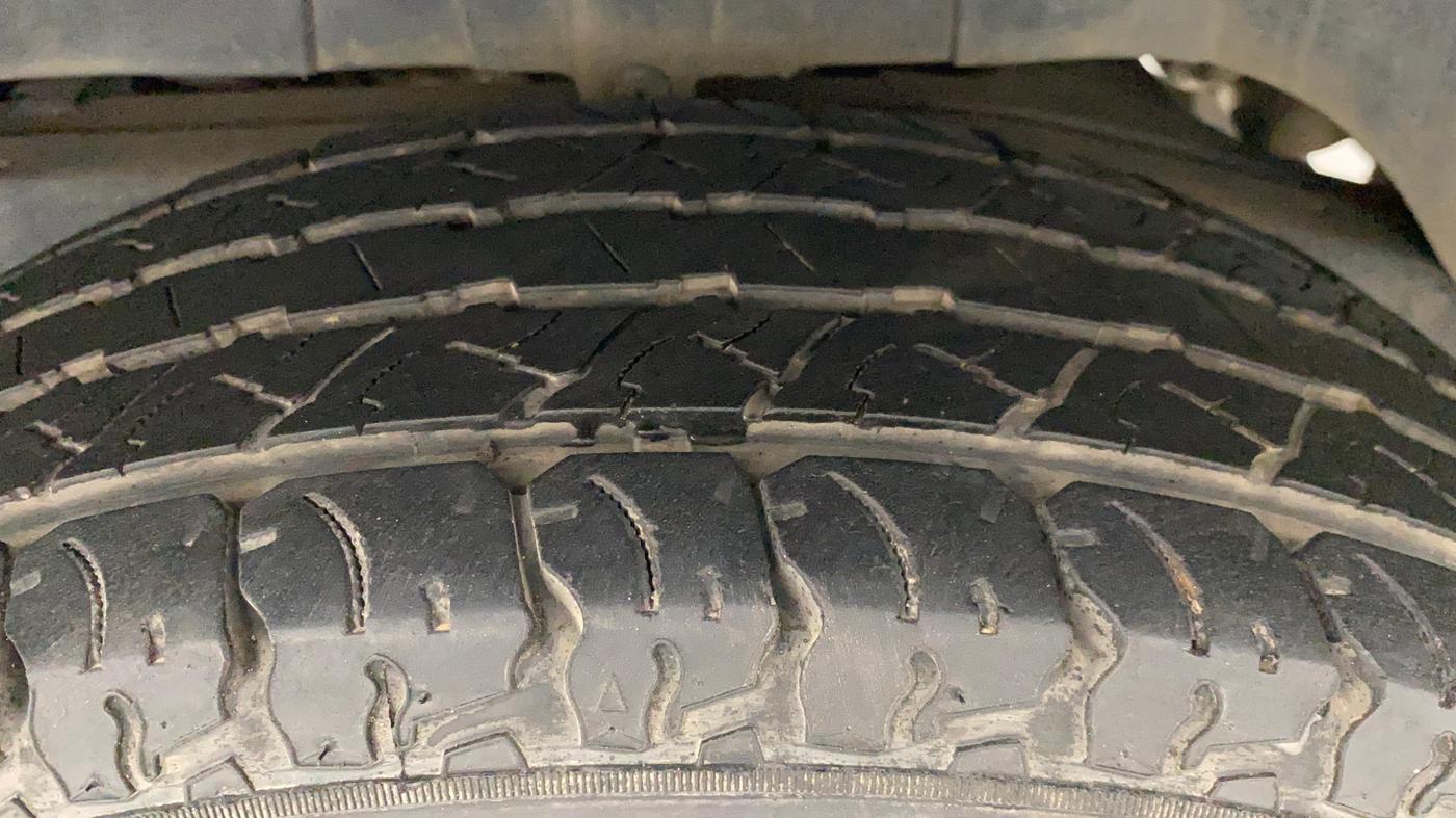 2018 Mahindra TUV300 T10 AMT DUAL TONE, Diesel, Automatic, 49,269 km, Left Rear Tyre Tread