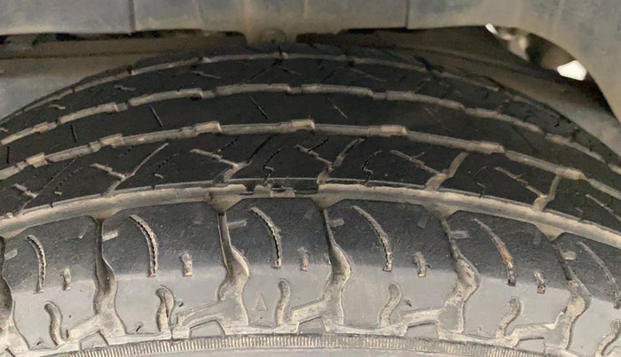 2018 Mahindra TUV300 T10 AMT DUAL TONE, Diesel, Automatic, 49,269 km, Left Rear Tyre Tread