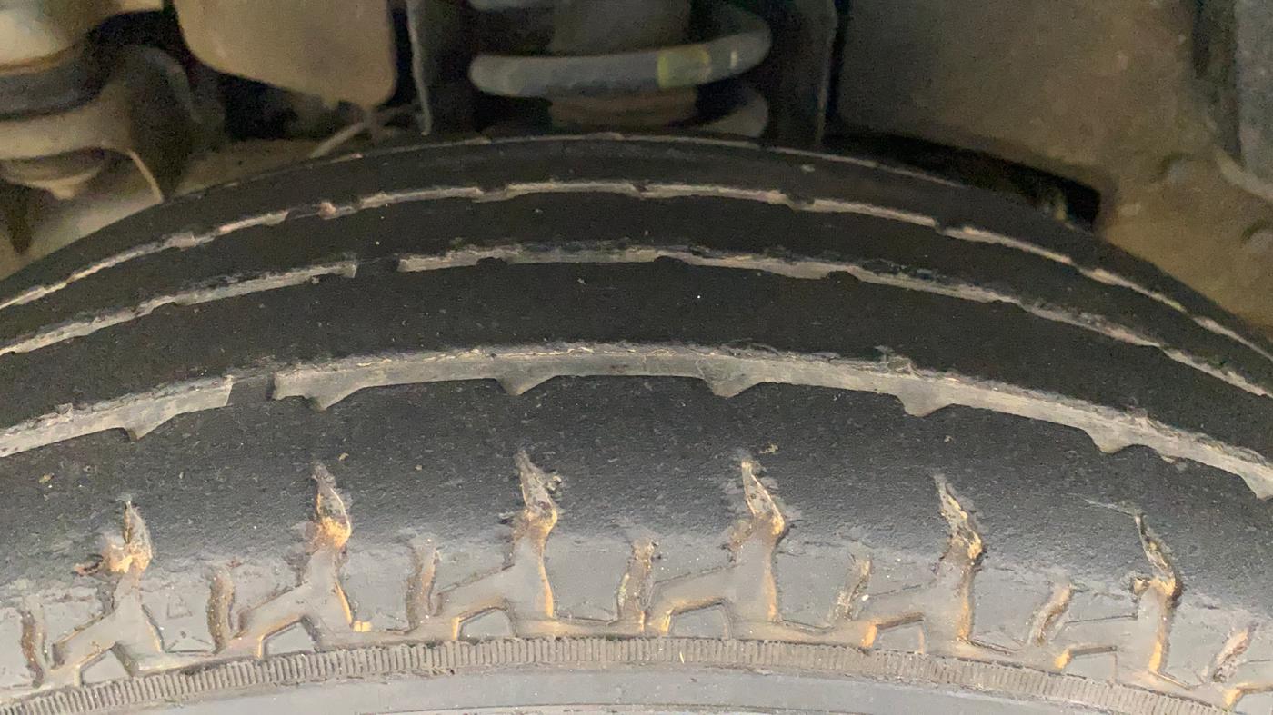 2018 Mahindra TUV300 T10 AMT DUAL TONE, Diesel, Automatic, 49,269 km, Left Front Tyre Tread