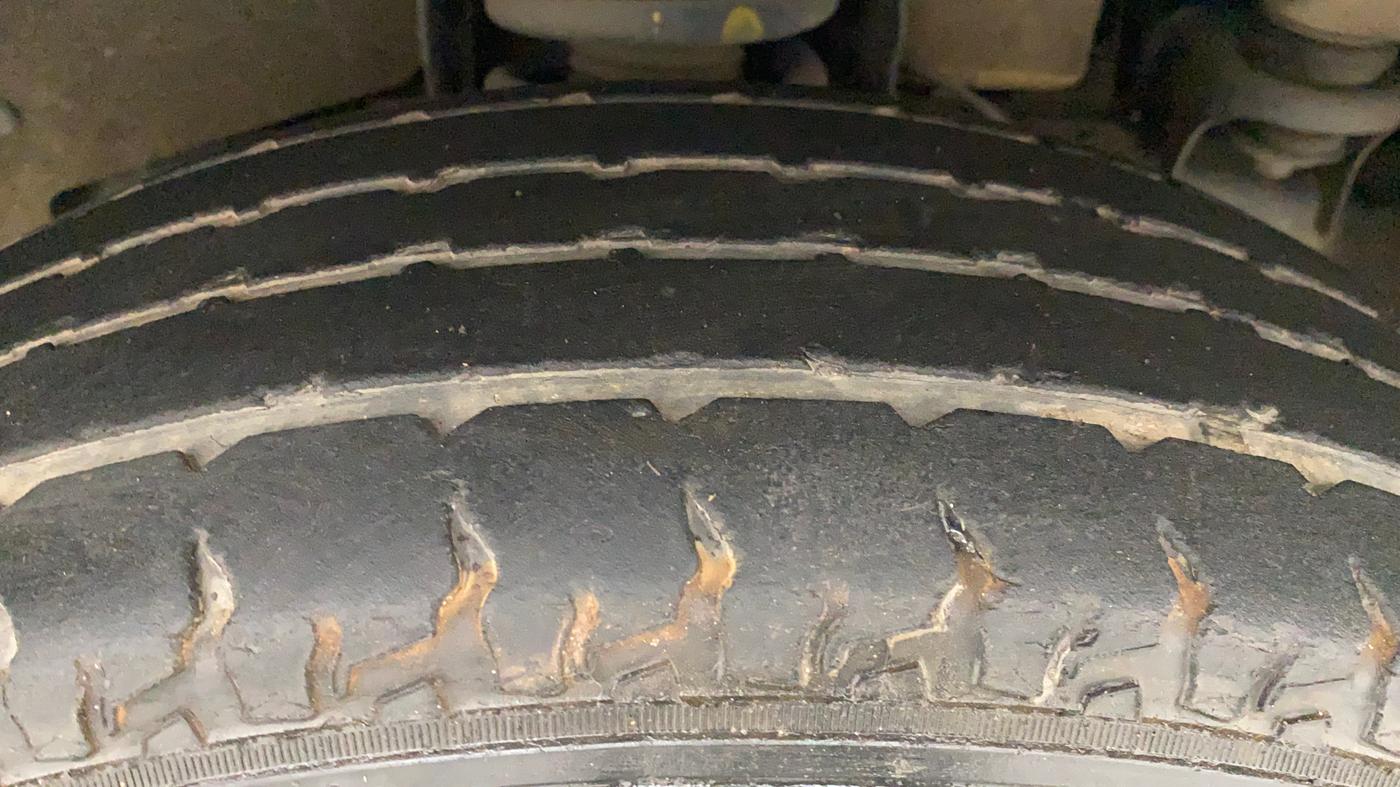 2018 Mahindra TUV300 T10 AMT DUAL TONE, Diesel, Automatic, 49,269 km, Right Front Tyre Tread