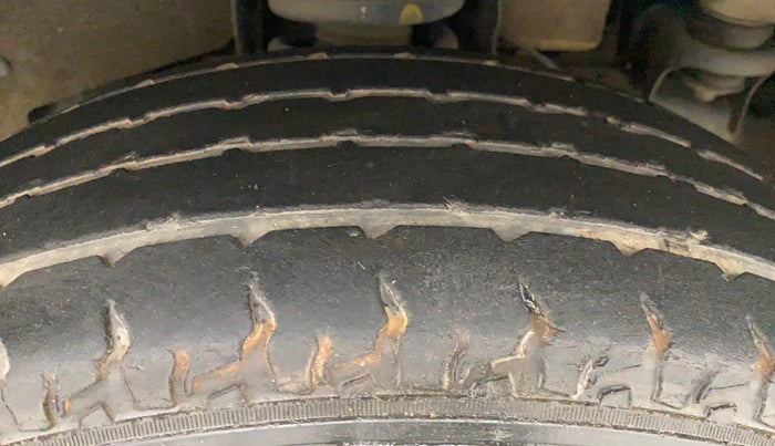 2018 Mahindra TUV300 T10 AMT DUAL TONE, Diesel, Automatic, 49,269 km, Right Front Tyre Tread