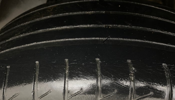 2014 Renault Duster 85 PS RXL DIESEL, Diesel, Manual, 1,08,474 km, Right Rear Tyre Tread