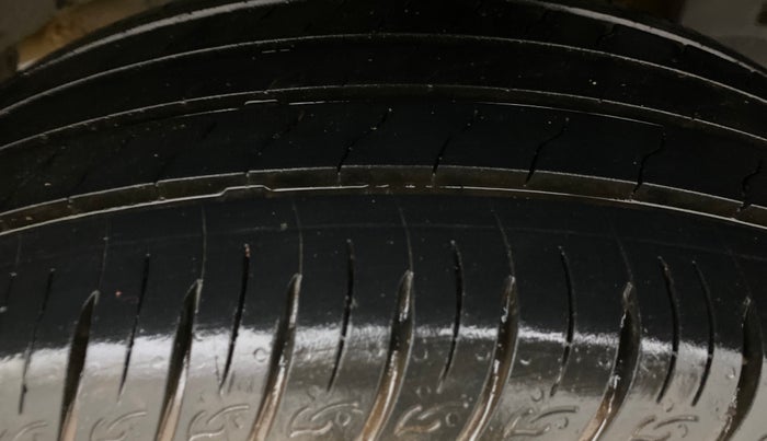 2014 Renault Duster 85 PS RXL DIESEL, Diesel, Manual, 1,08,474 km, Left Rear Tyre Tread