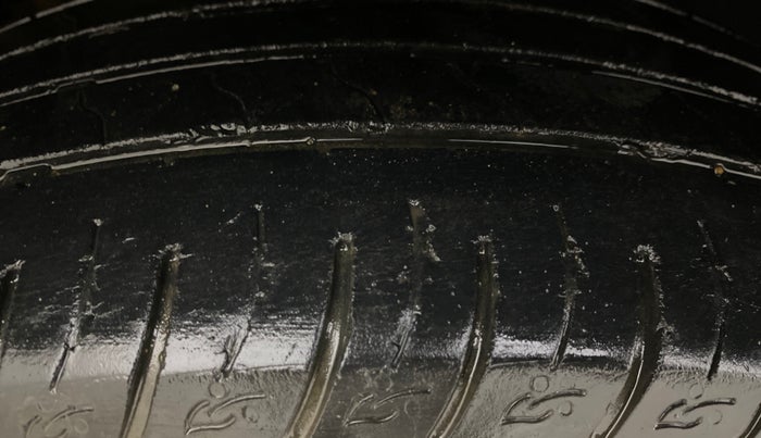 2014 Renault Duster 85 PS RXL DIESEL, Diesel, Manual, 1,08,474 km, Left Front Tyre Tread