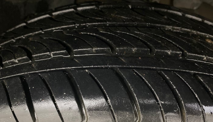 2014 Renault Duster 85 PS RXL DIESEL, Diesel, Manual, 1,08,474 km, Right Front Tyre Tread