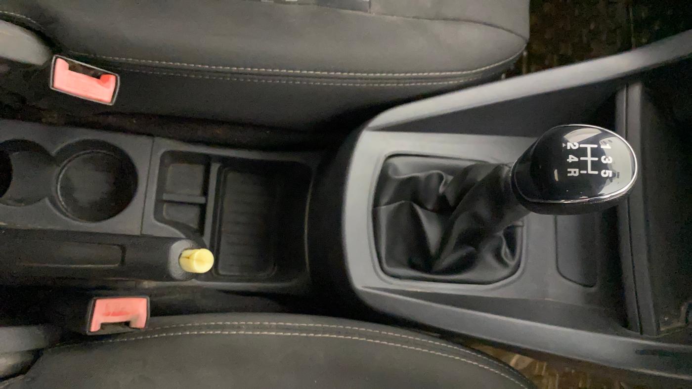 2016 Ford New Figo TREND 1.2 PETROL, Petrol, Manual, 1,13,126 km, Gear Lever