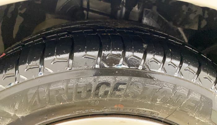 2016 Ford New Figo TREND 1.2 PETROL, Petrol, Manual, 1,11,369 km, Right Front Tyre Tread