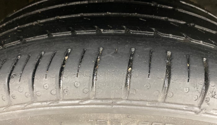 2017 Maruti Baleno ZETA PETROL 1.2, Petrol, Manual, 96,859 km, Right Front Tyre Tread