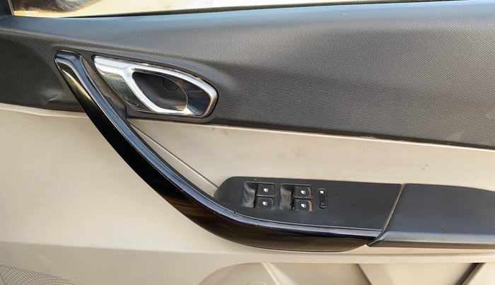 2017 Tata Tiago XZ PETROL, Petrol, Manual, 53,232 km, Driver Side Door Panels Control
