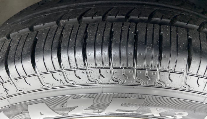 2016 Volkswagen Ameo TRENDLINE 1.2, Petrol, Manual, 30,172 km, Right Front Tyre Tread