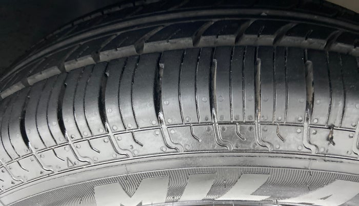 2016 Volkswagen Ameo TRENDLINE 1.2, Petrol, Manual, 30,172 km, Left Front Tyre Tread