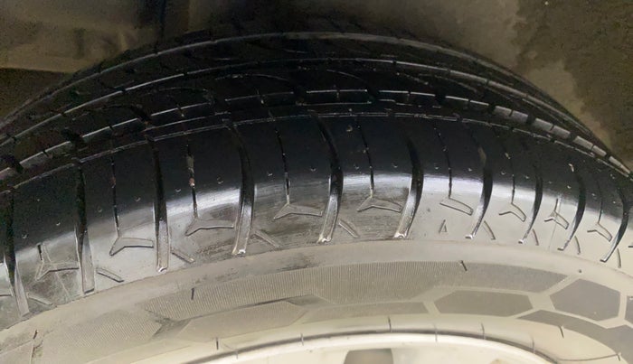 2017 Maruti Ciaz ZETA 1.4  MT PETROL, Petrol, Manual, 58,139 km, Right Rear Tyre Tread