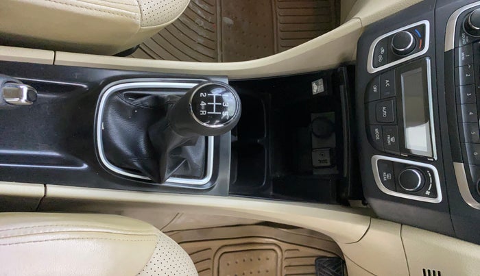 2017 Maruti Ciaz ZETA 1.4  MT PETROL, Petrol, Manual, 58,139 km, Gear Lever