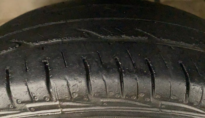 2017 Maruti Alto 800 LXI CNG, CNG, Manual, 96,538 km, Left Front Tyre Tread