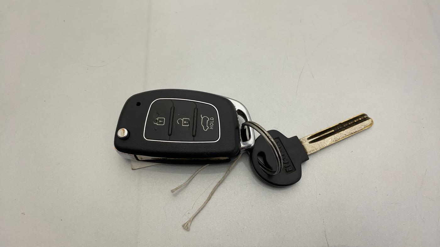 2015 Hyundai Xcent S 1.2, Petrol, Manual, 40,345 km, Key Close Up