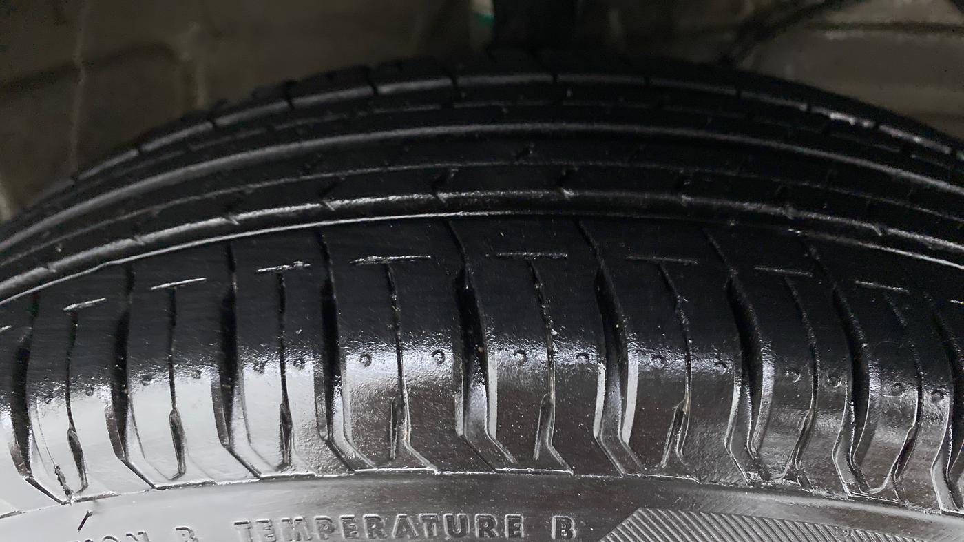 2020 Maruti Swift VXI D, Petrol, Manual, 17,554 km, Right Front Tyre Tread