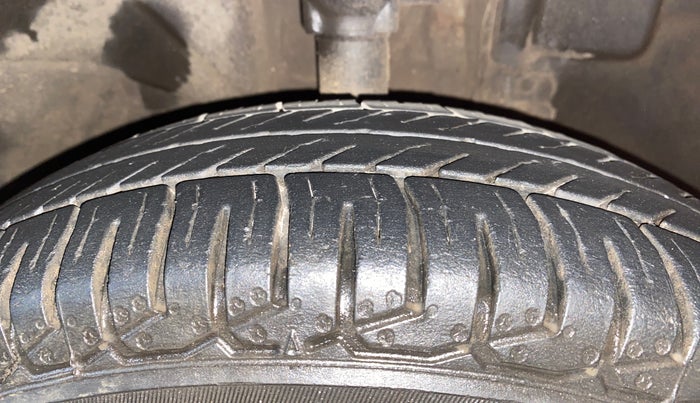 2017 Renault Kwid RXT 1.0 AMT (O), Petrol, Automatic, 76,720 km, Right Front Tyre Tread