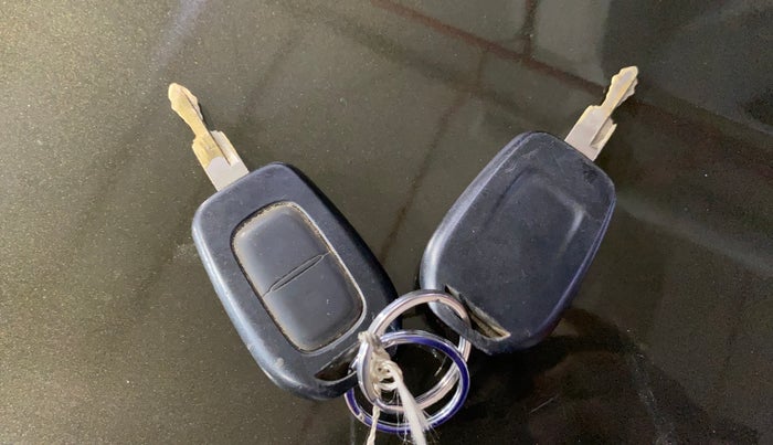 2017 Renault Kwid RXT 1.0 AMT (O), Petrol, Automatic, 76,720 km, Key Close Up