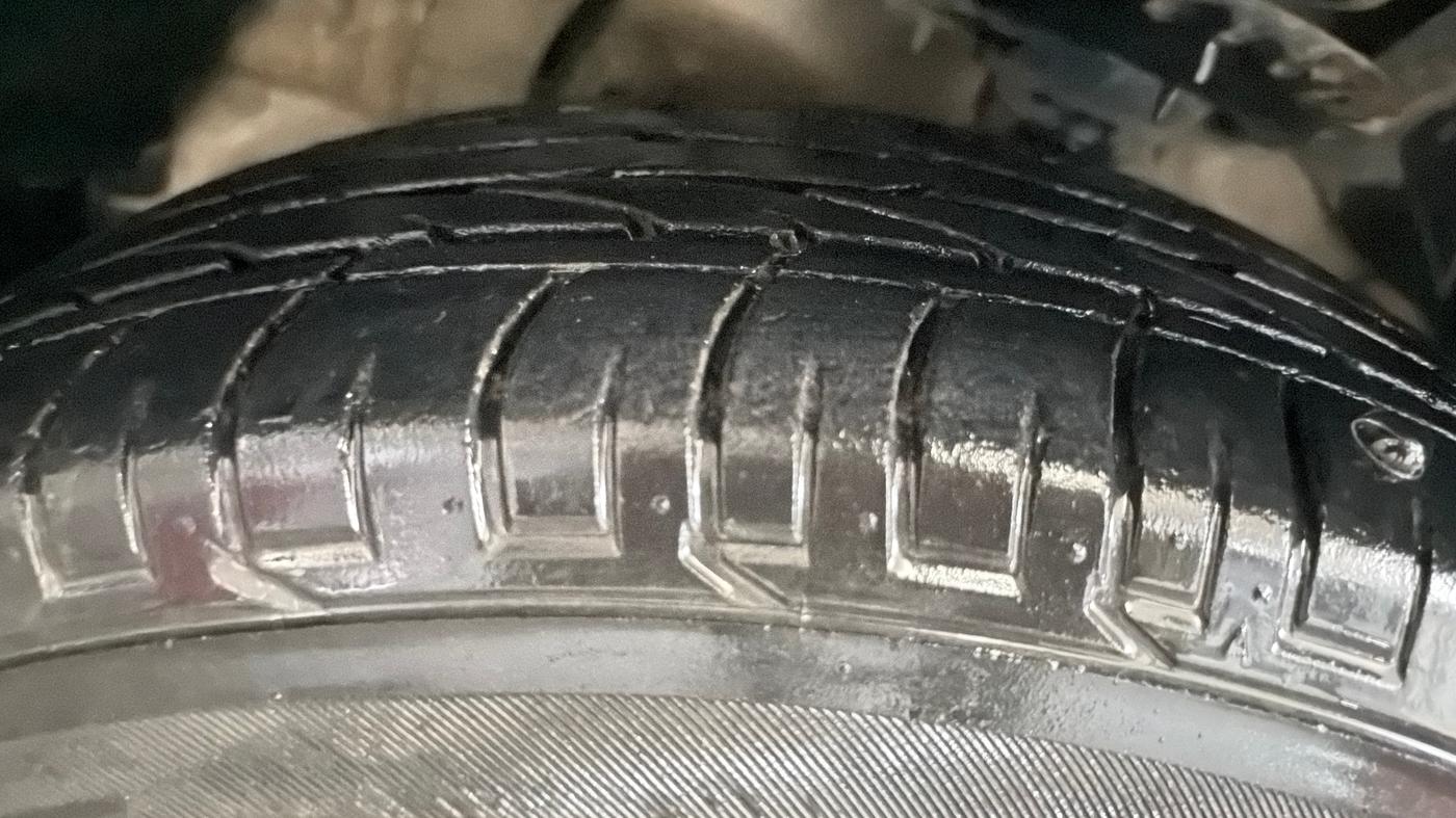 2022 Mahindra XUV300 W4 1.5 DIESEL, Diesel, Manual, 39,322 km, Left Front Tyre Tread