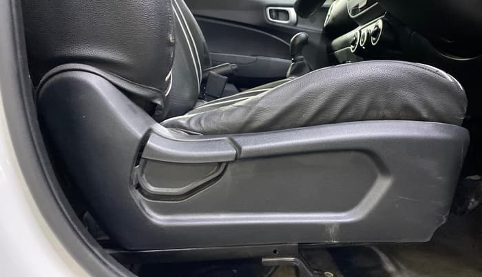 2021 Hyundai VENUE S 1.2, Petrol, Manual, 24,556 km, Driver Side Adjustment Panel