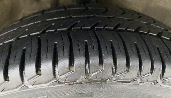 2015 Maruti Alto K10 LXI CNG, CNG, Manual, 74,358 km, Right Front Tyre Tread