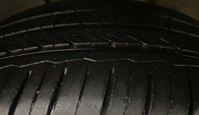 2021 Skoda KUSHAQ STYLE 1.0L TSI AT, Petrol, Automatic, 31,401 km, Right Front Tyre Tread