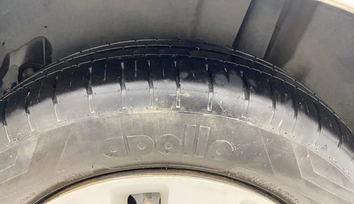 2018 Maruti Ertiga VXI, Petrol, Manual, 75,673 km, Left Rear Tyre Tread